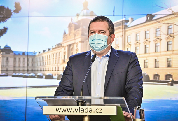Вице-премьер Чехии уволил чиновника после сообщений о Спутнике V