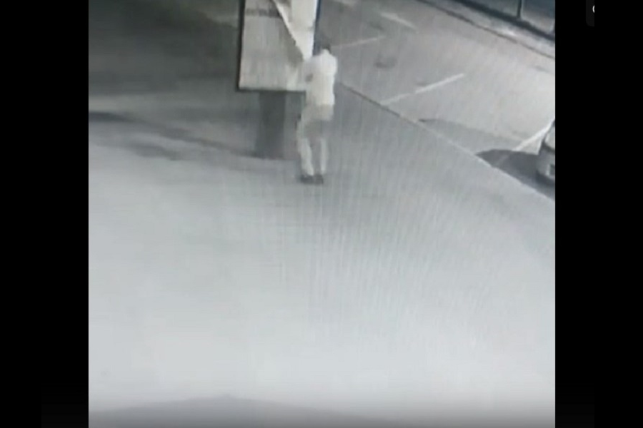 Камера сняла девушку, которая срывала баннер ко Дню Победы под Томском