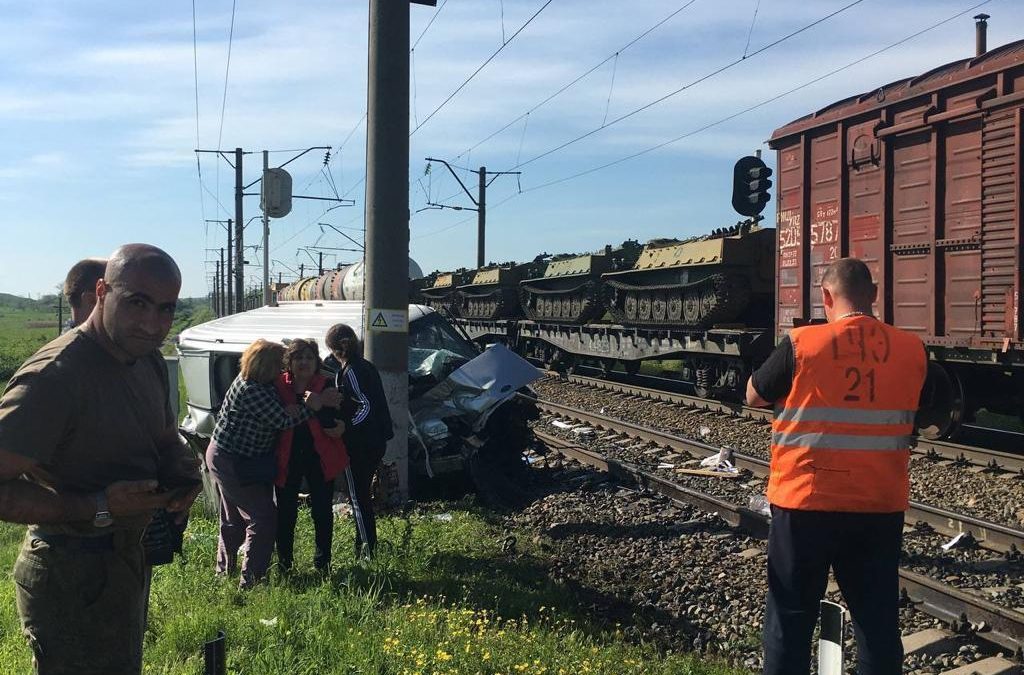 В результате столкновения поезда и автомобиля на Кубани пострадал человек