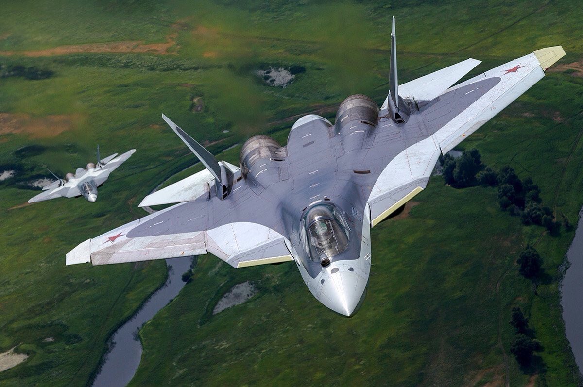 Полет российских Су-57 ВКС РФ на параде в Москве вызвал бурное обсуждение среди американцев