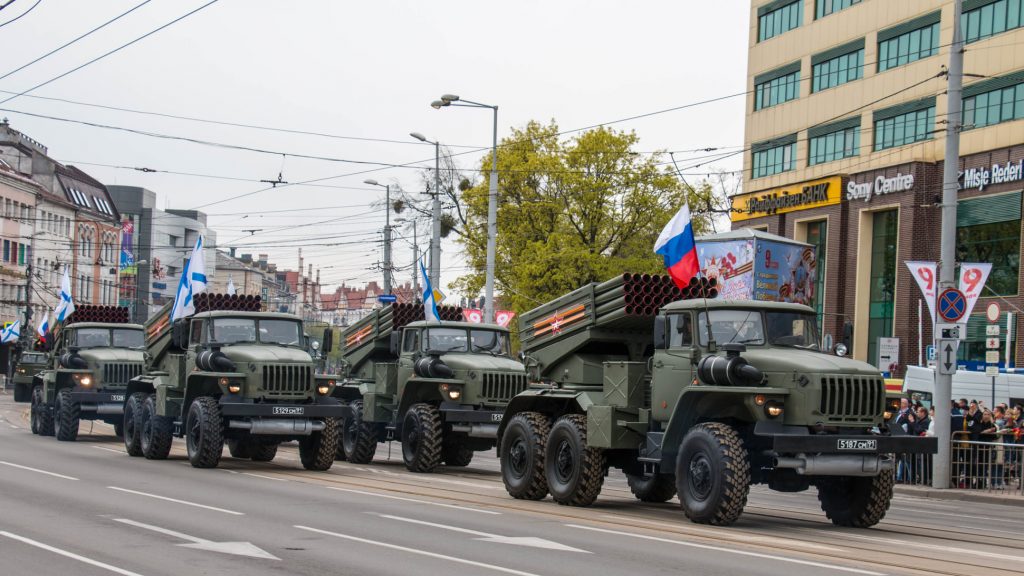 В Калининграде в честь Дня Победы прошли военный парад и авиашоу