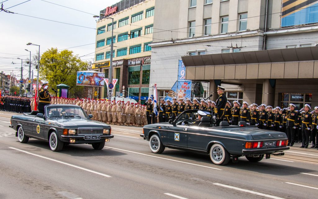В Калининграде в честь Дня Победы прошли военный парад и авиашоу