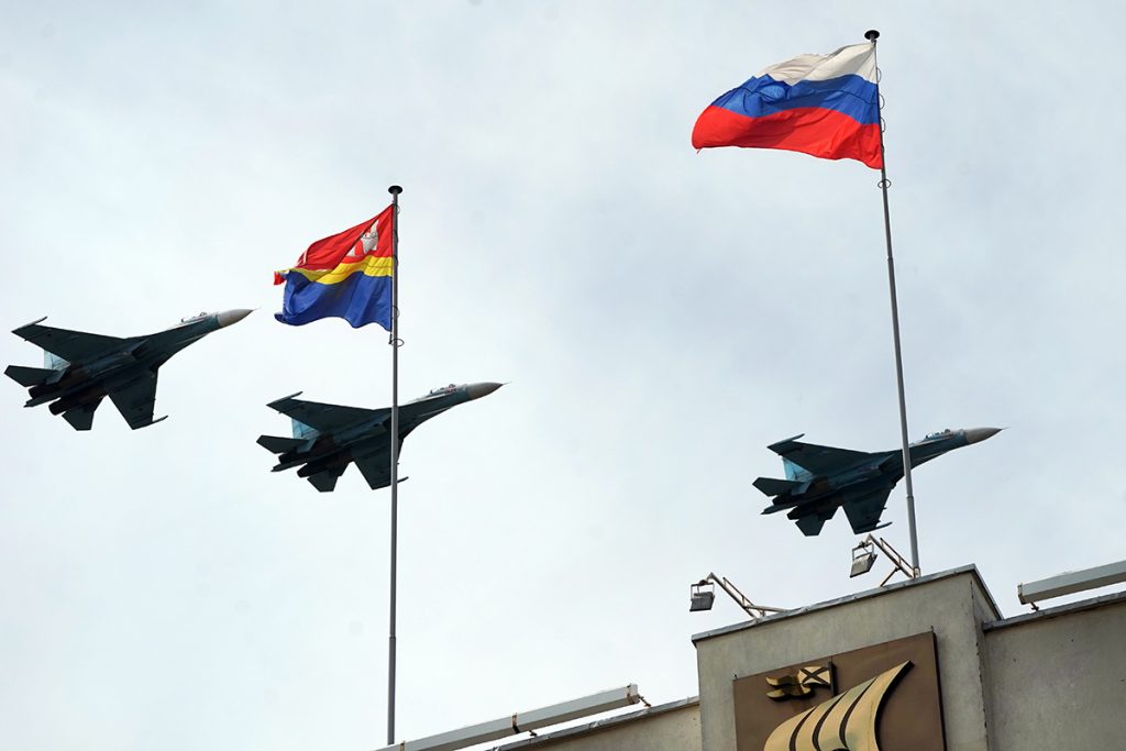 В Калининграде в честь Дня Победы прошли военный парад и авиашоу