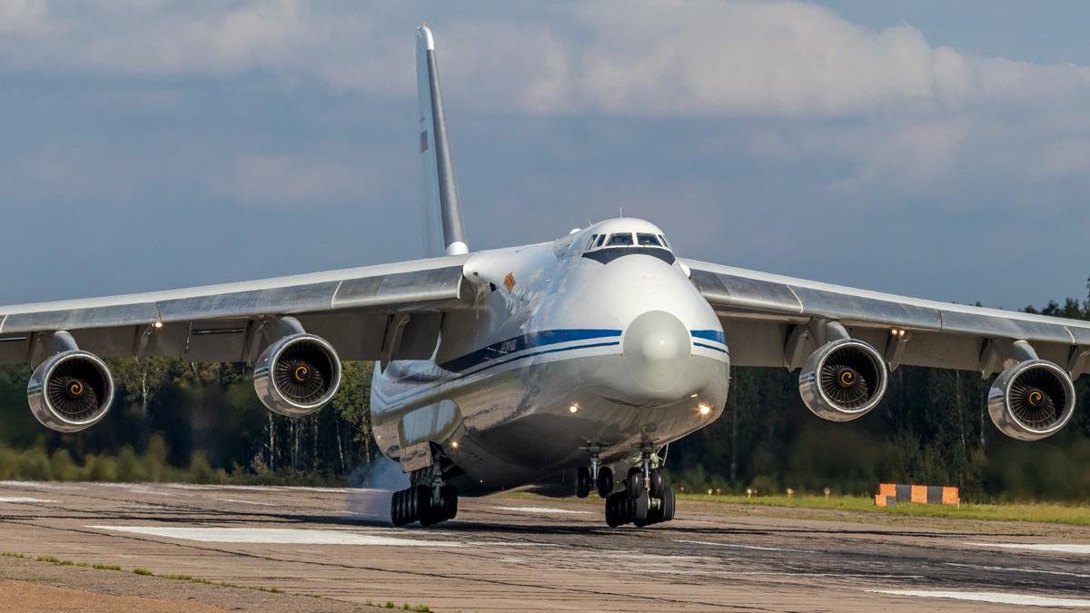 Зеленский решил выступить на фоне Ан-124-100 Руслан