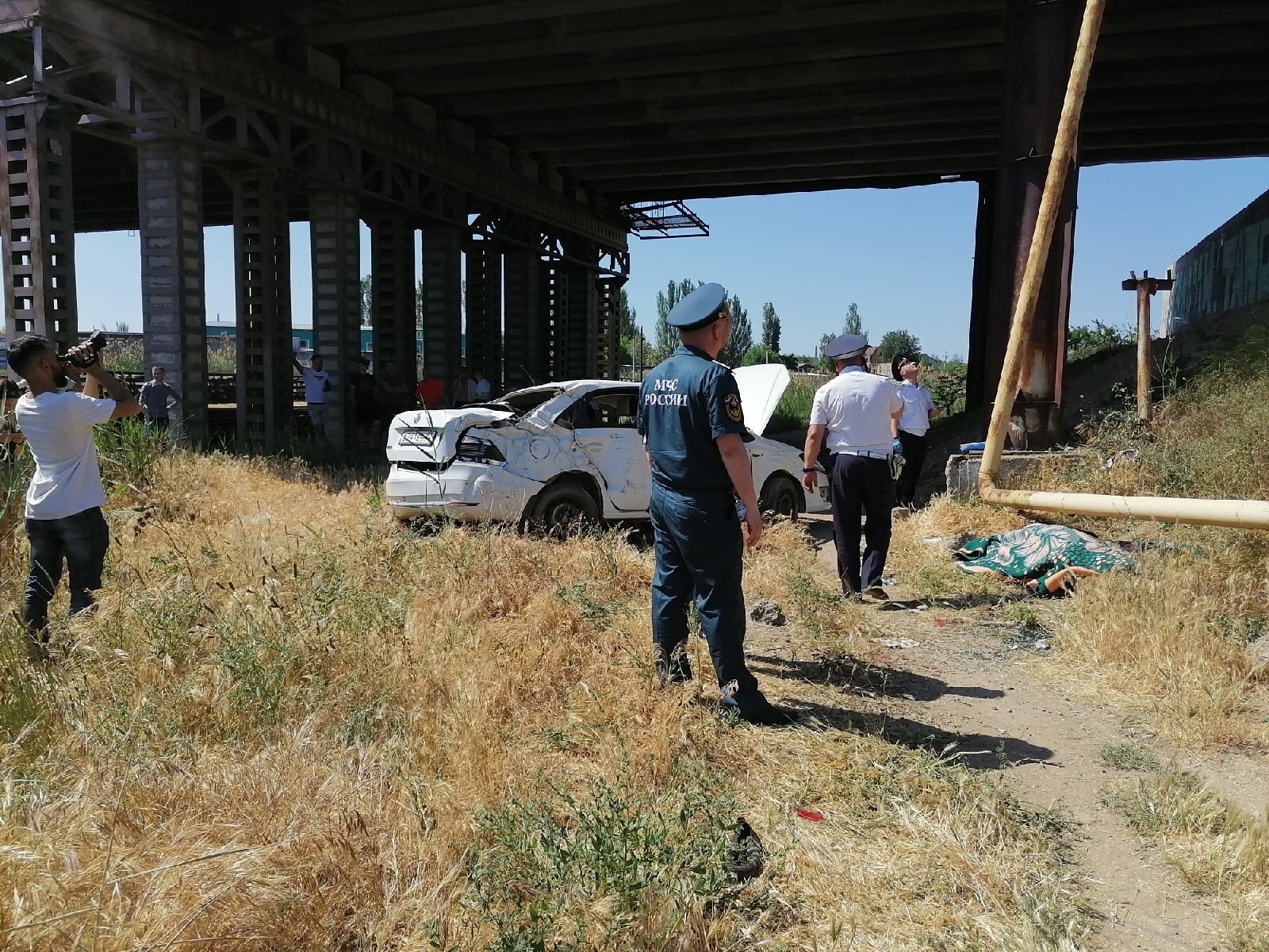 В Керчи два автомобиля упали с моста