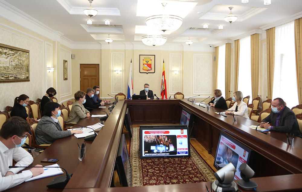 В мэрии Воронежа обсудили подготовку к общегородскому балу выпускников