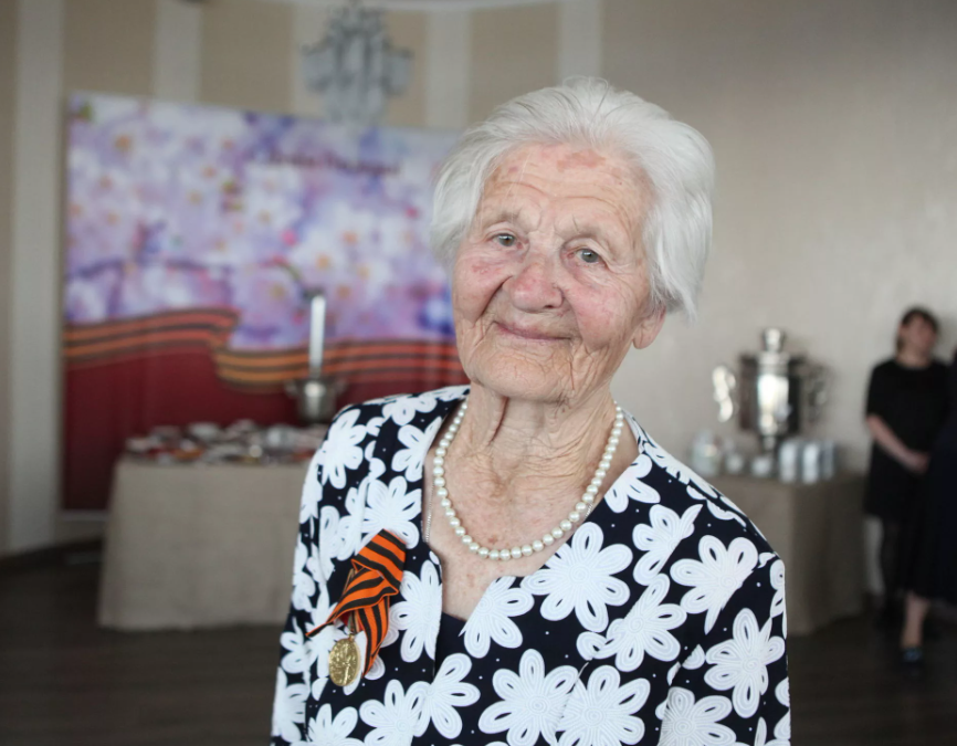 Губернатор Ярославской области поздравил труженицу тыла со 102-летием