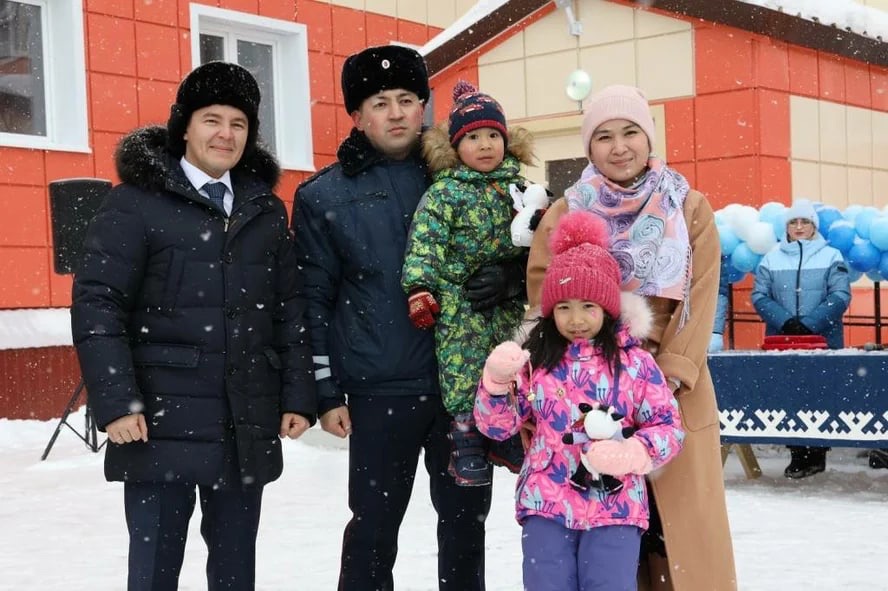 Дмитрий Артюхов вручил ключи от новых квартир полицейским Ямала