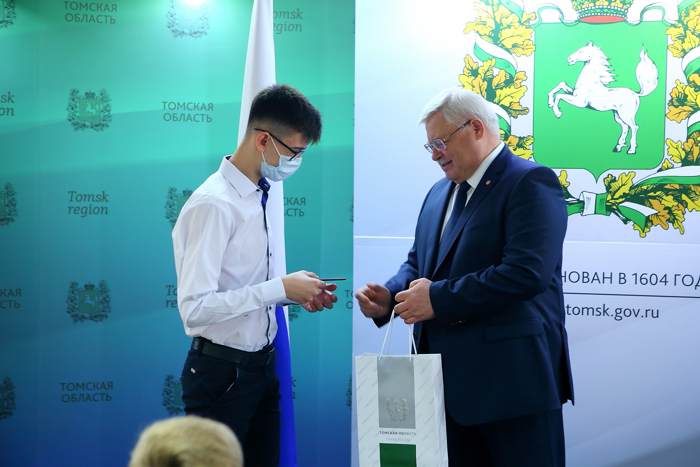Юные жители Томской области получили первые паспорта из рук губернатора