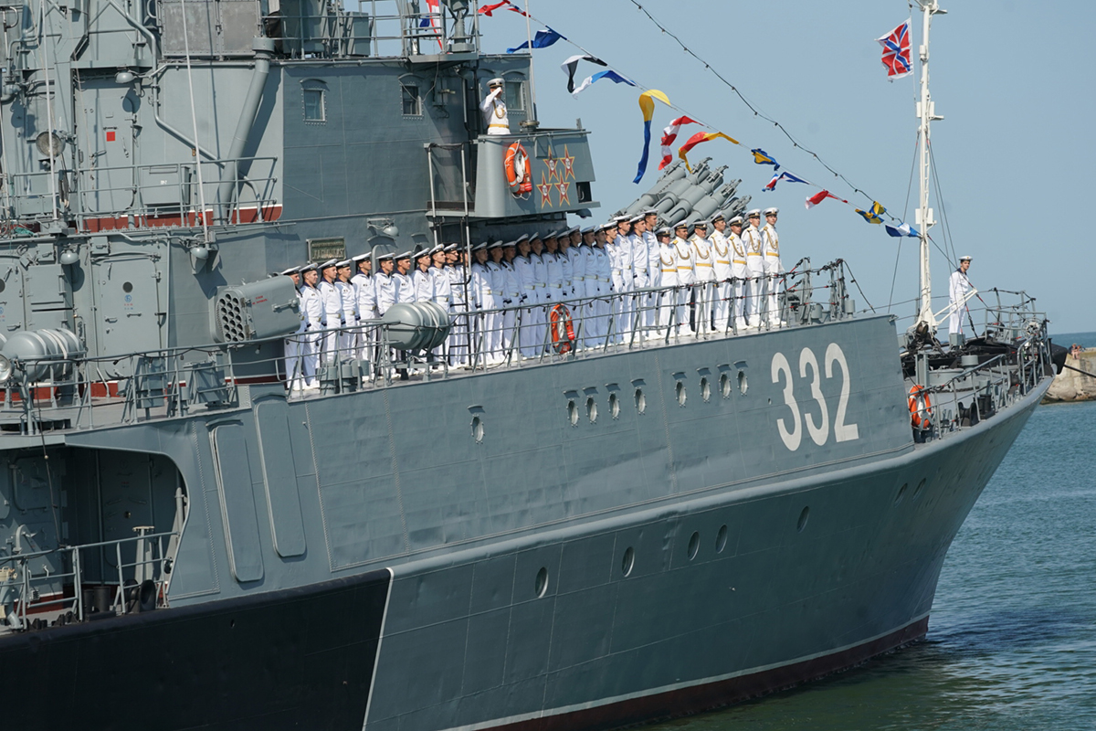 В Калининградской области в День ВМФ корабли Балтфлота показали огневое шоу