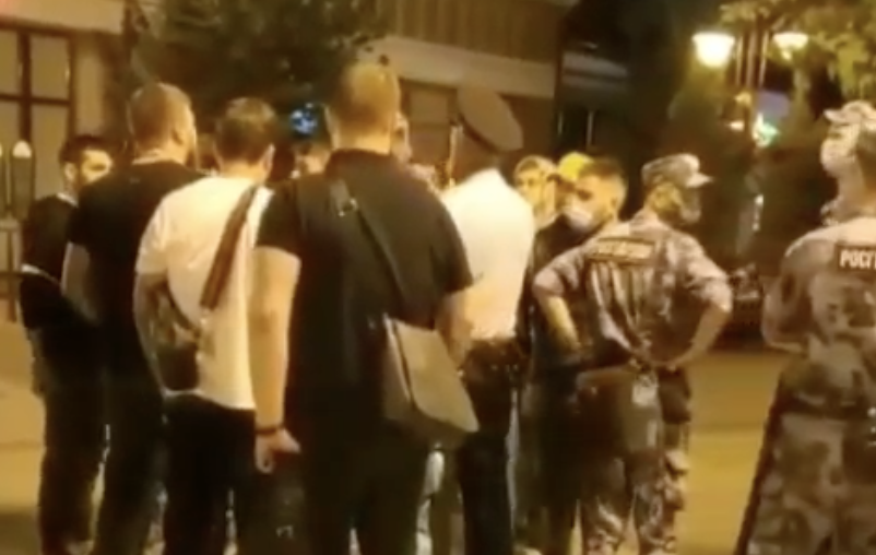 "Отошел со стволом, я щас свой достану": в Симферополе ночью произошла потасовка с полицейскими