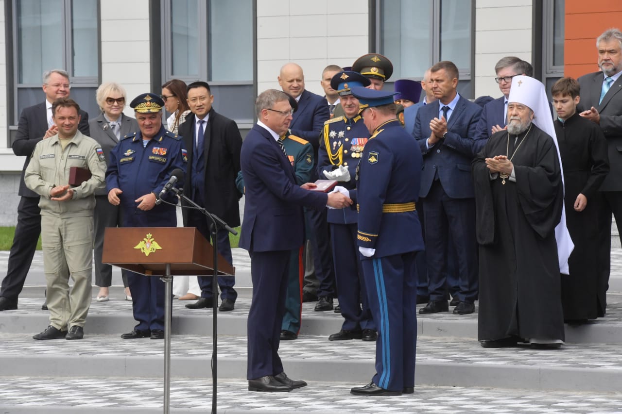Командующий ВДВ России и губернатор Омской области открыли новый кадетский корпус в Омске