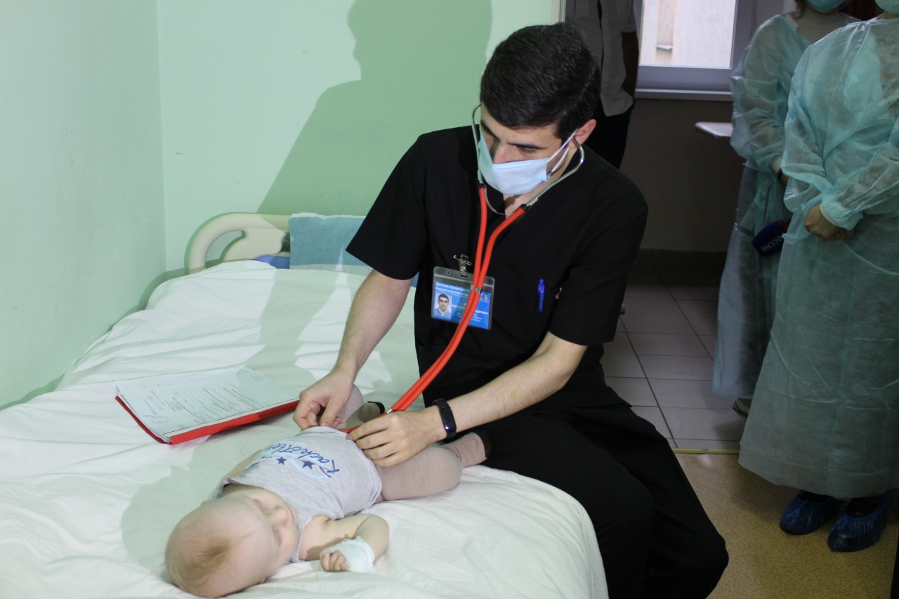 В Калининградской области врачи спасли младенца из Коми, проглотившего гидрогелевый шарик
