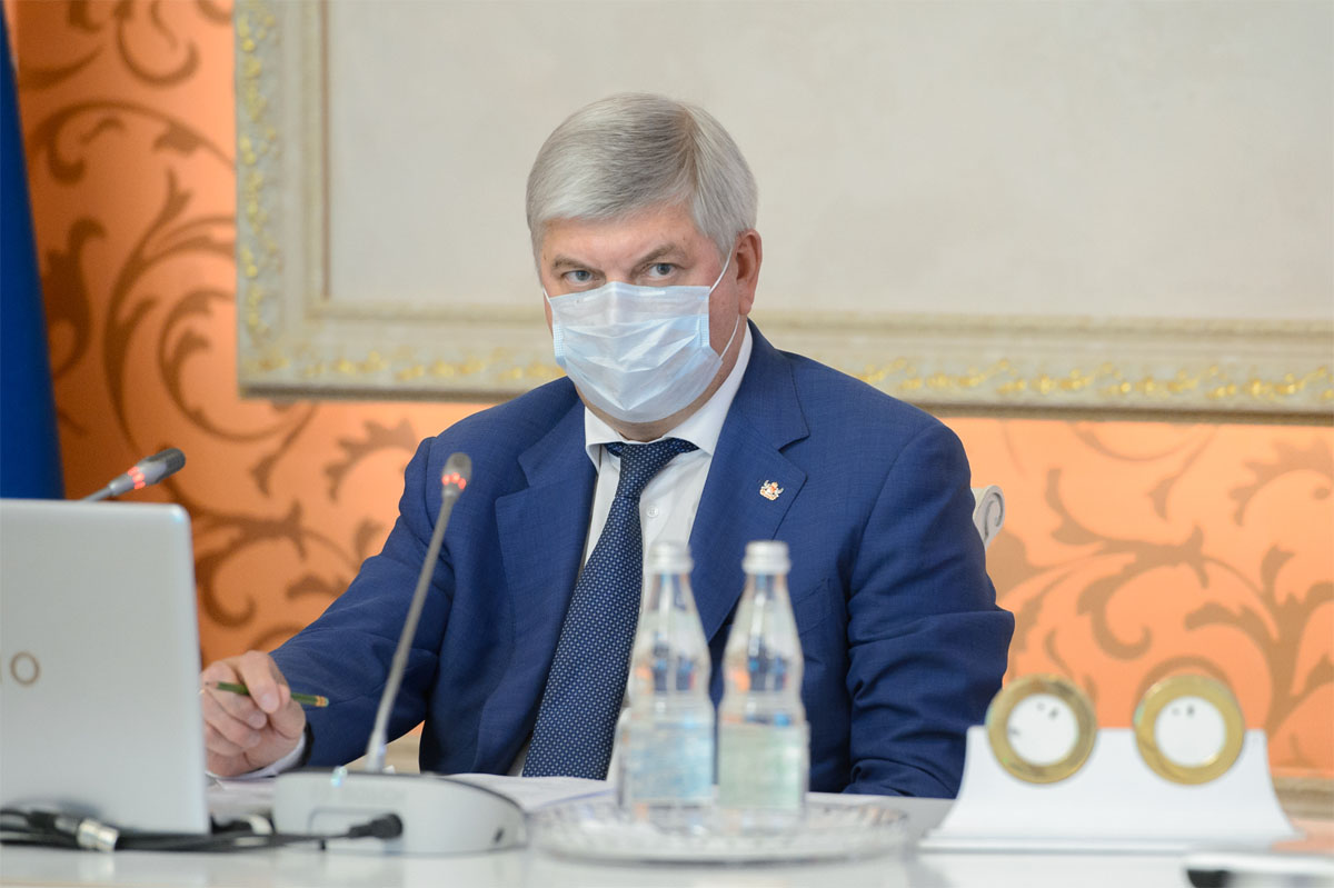 Воронежский губернатор: находясь в отпуске, продолжаю фактически в ежечасном режиме отслеживать темпы прививочной кампании