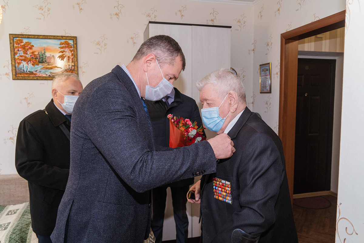В Калининградской области ветеран Великой Отечественной войны награжден Орденом Почета