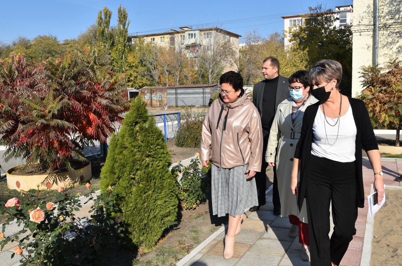 В Астрахани Мария Пермякова оценила преображение школьных дворов