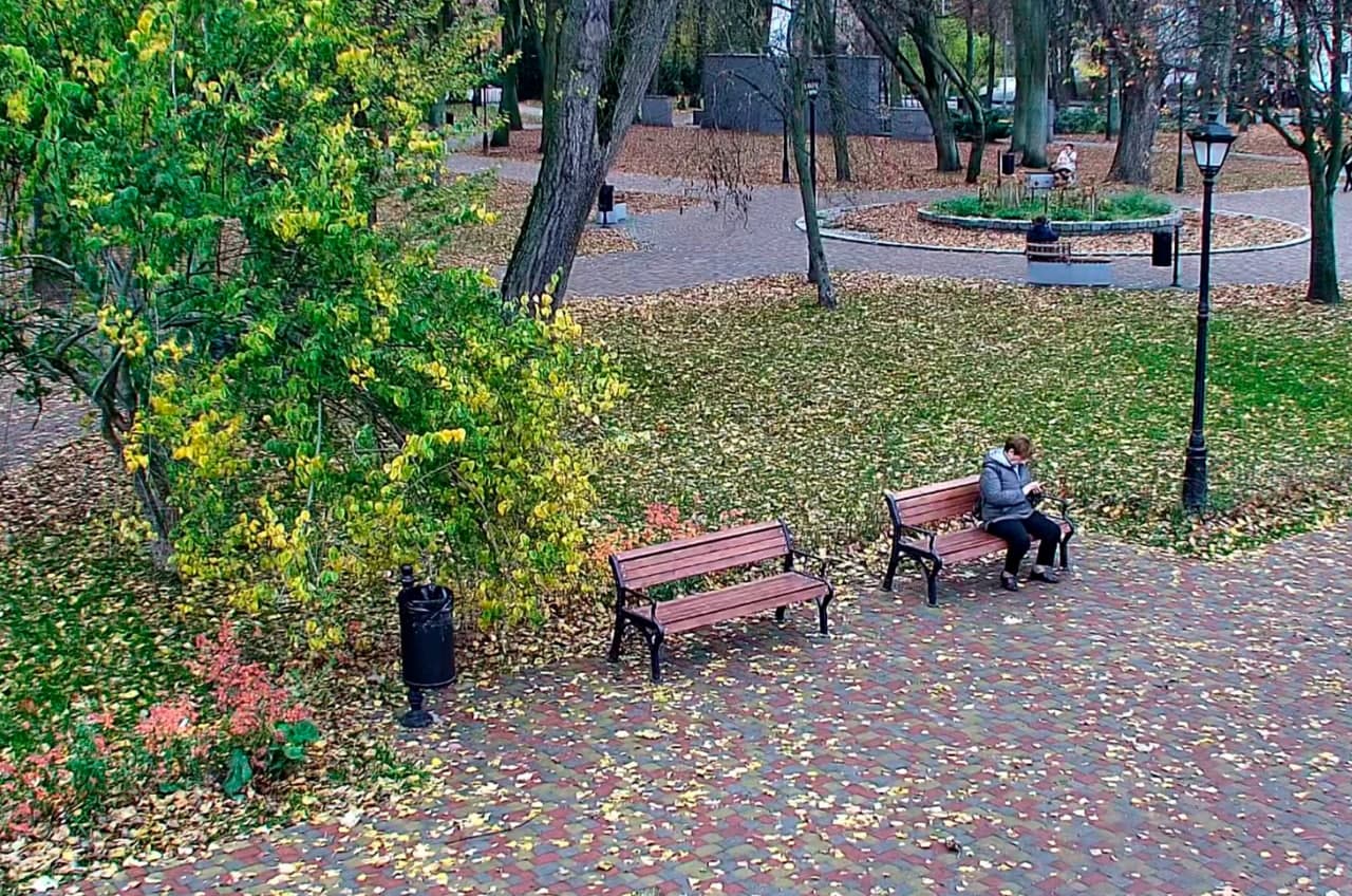 Снято в калининграде. Сквер Калининград. Камеры сквера на Луначарского Петрозаводск. Сквер ул Еланского памятник. Тельтана сквер Калининград.