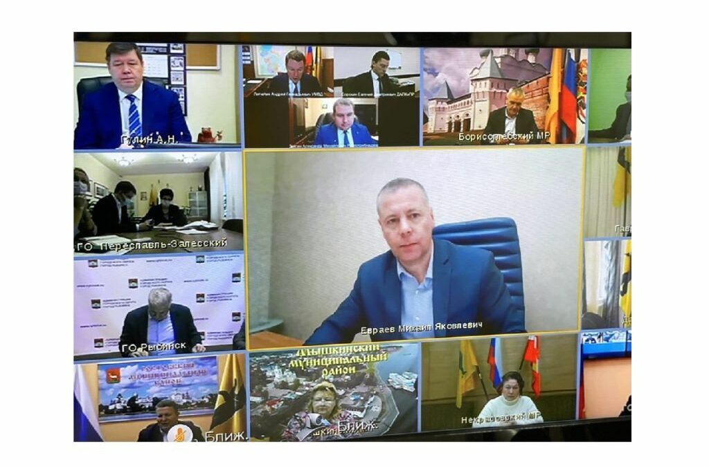 В праздники Михаил Евраев поручил усилить контроль за соблюдением антиковидных мер правительство ЯО