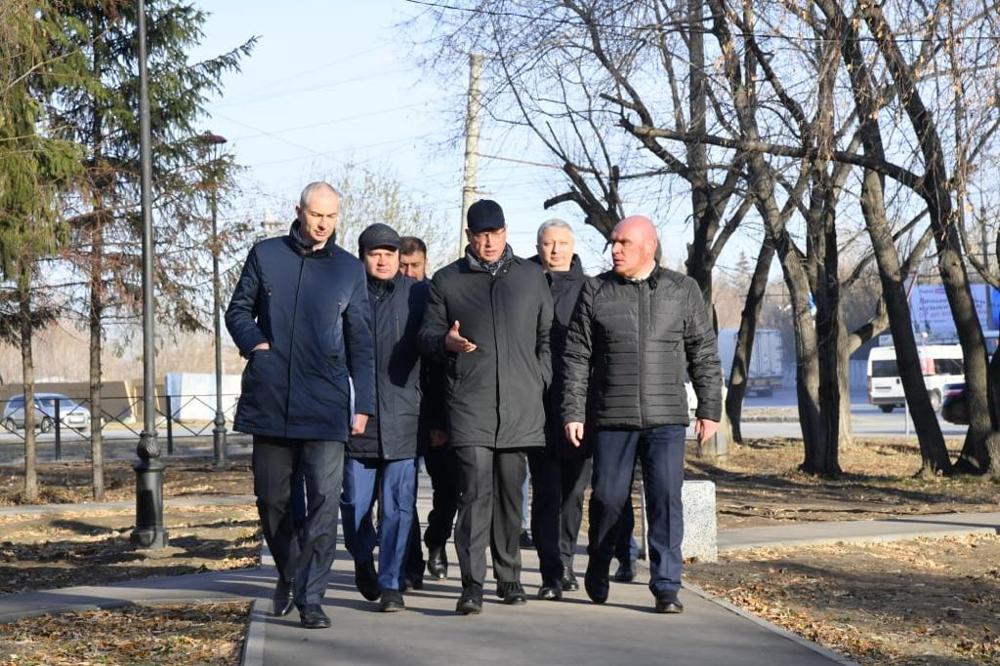 Губернатор Омской области поручил при реализации нацпроектов в Омске уделить особое внимание обустройству дворов и ремонту внутриквартальных дорог