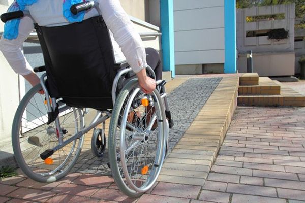 В Калининградской области инвалидам выдают технические средства реабилитации