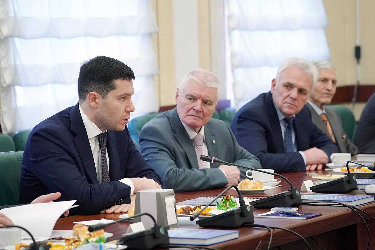 Калининградский губернатор обсудил с ветеранами госслужбы вопросы развития региона
