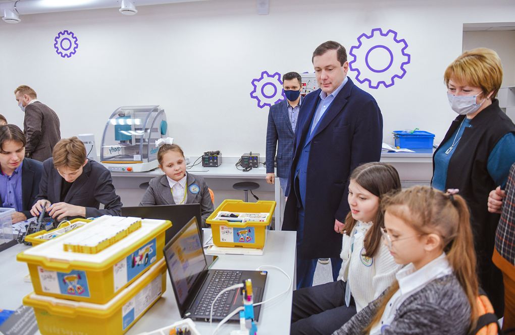 Губернатор Алексей Островский побывал в школьном технопарке "Кванториум"
