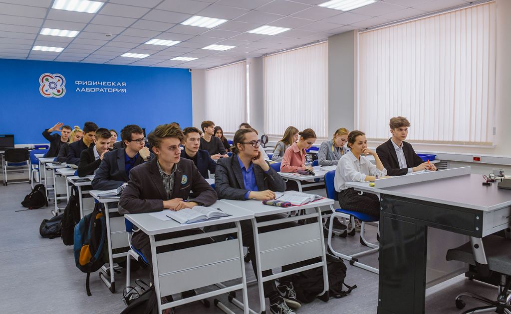Губернатор Алексей Островский побывал в школьном технопарке 
