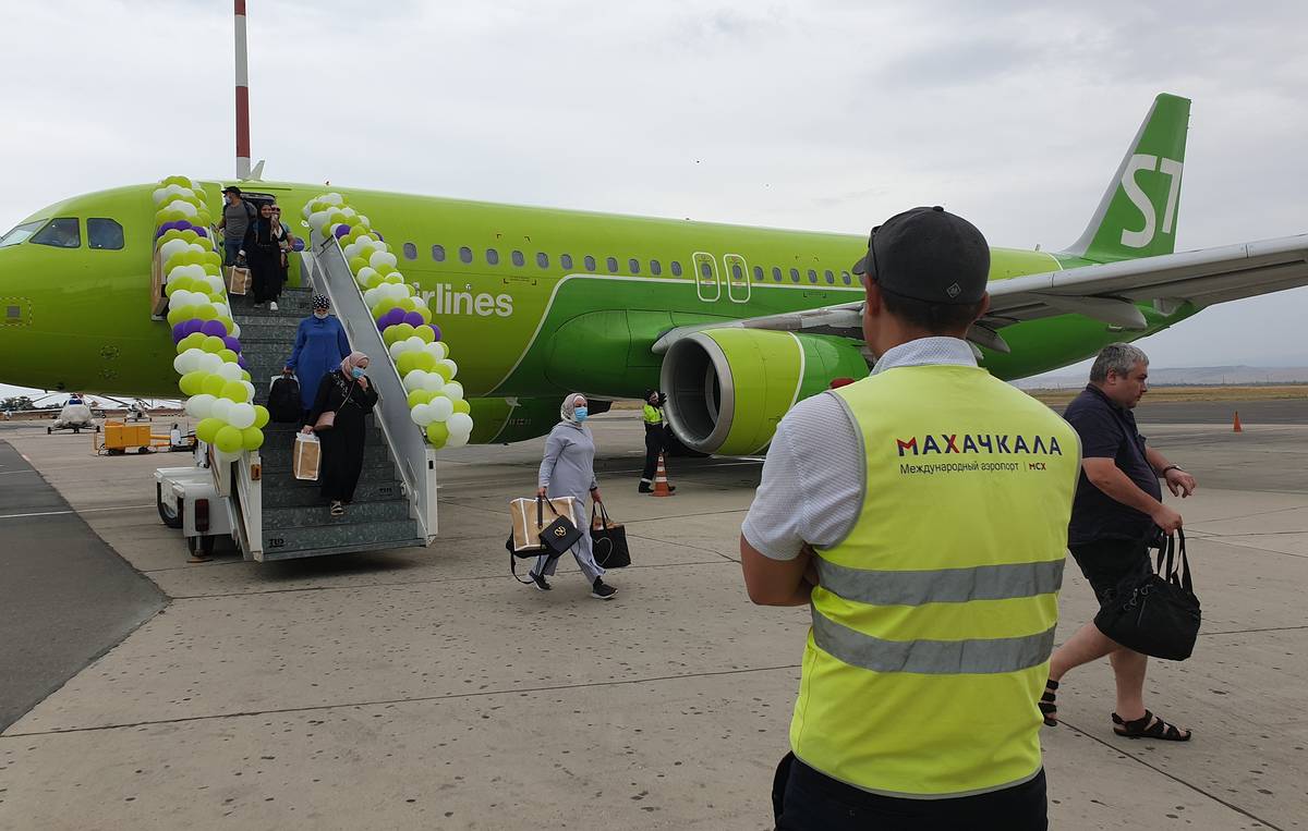 Самолет из ели. Самолеты s7 Airlines Новосибирск. S7 Airlines Новосибирск аэропорт. Аэропорт Махачкала 2022. S7 Airlines аэропорт в Москве.