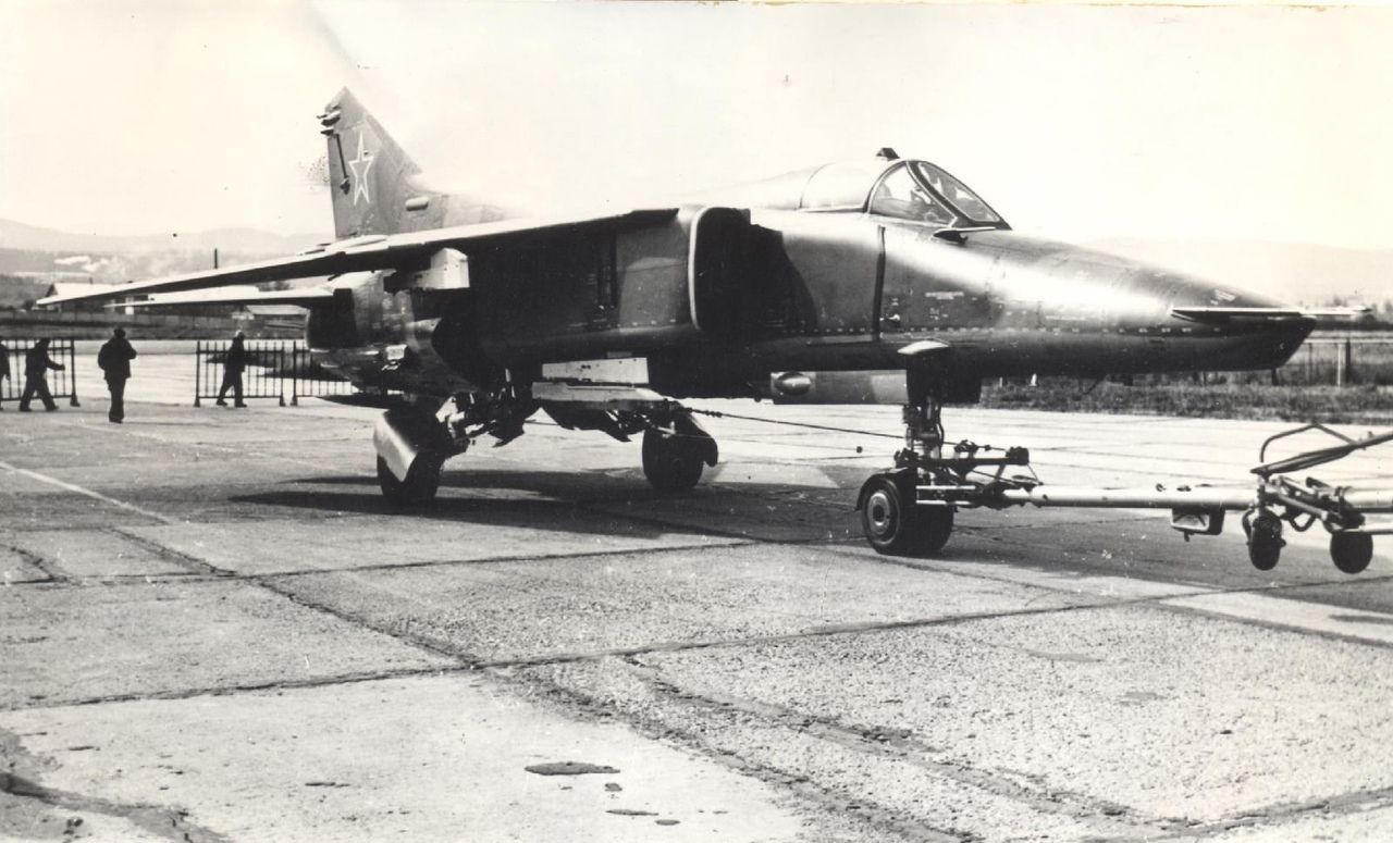 44 года назад впервые поднялся в небо ударный истребитель-бомбардировщик МиГ-27