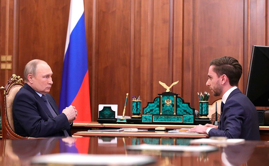 Владимиру Путину рассказали о новых формах общения губернатора Ямала с молодежью
