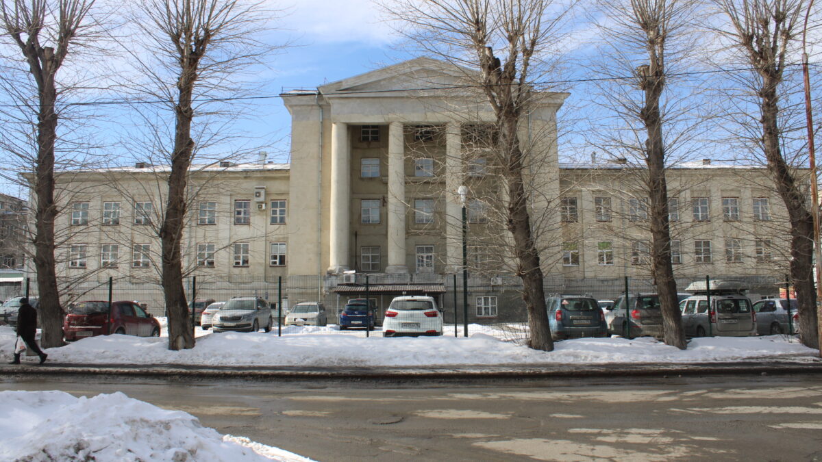 6 мая - ИА SM-News. Академгородок Новосибирска на протяжении десятилетий был визитной карточкой сибирской столицы и мощным научным центром. Однако, мало кто знает, что такой же проект должен был появиться в Свердловске-Екатеринбурге, только на 20 лет раньше. Здесь же формировался один из первых советских университетских кампусов. Но на деле осталось лишь название «втузгородок» и несколько улиц. Почему этого не случилось и подавляющее большинство екатеринбуржцев даже не слышали об этом – разбираемся вместе с исследователем города Дмитрием Москвиным