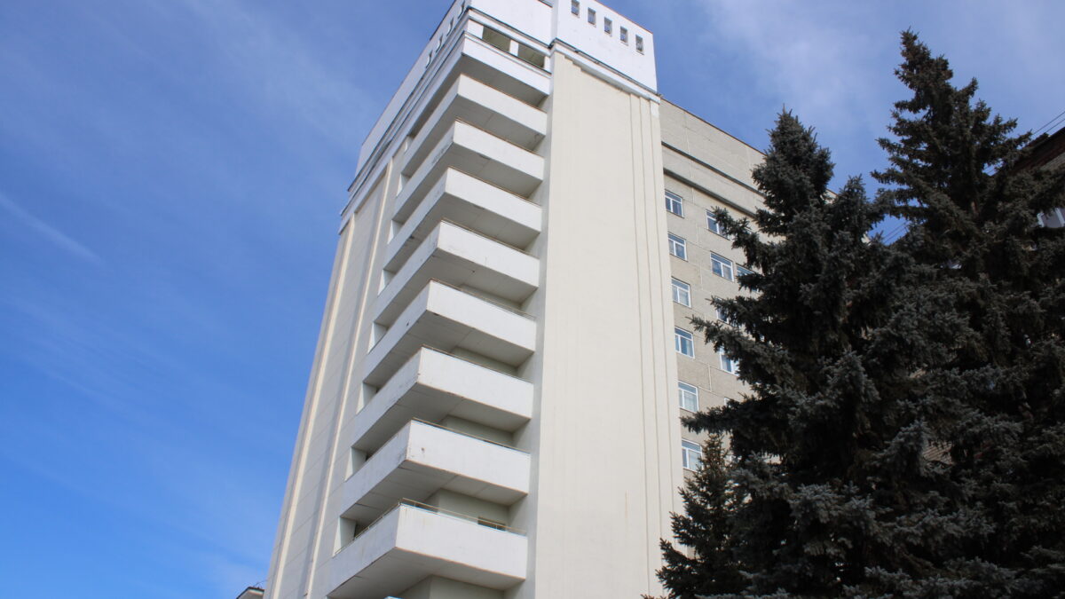 6 мая - ИА SM-News. Академгородок Новосибирска на протяжении десятилетий был визитной карточкой сибирской столицы и мощным научным центром. Однако, мало кто знает, что такой же проект должен был появиться в Свердловске-Екатеринбурге, только на 20 лет раньше. Здесь же формировался один из первых советских университетских кампусов. Но на деле осталось лишь название «втузгородок» и несколько улиц. Почему этого не случилось и подавляющее большинство екатеринбуржцев даже не слышали об этом – разбираемся вместе с исследователем города Дмитрием Москвиным