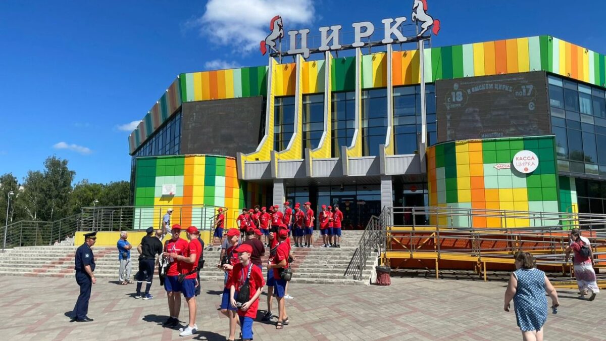 «Никогда не сдавайтесь»: дети из ЛНР и ДНР встретились с дрессировщиком львиц и увидели представление в Омском цирке