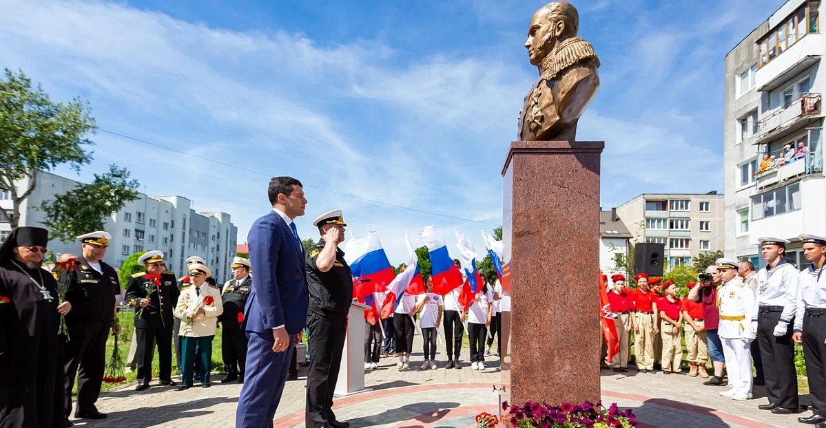 В Калининградской области в Балтийске открыли памятник адмиралу Сенявину