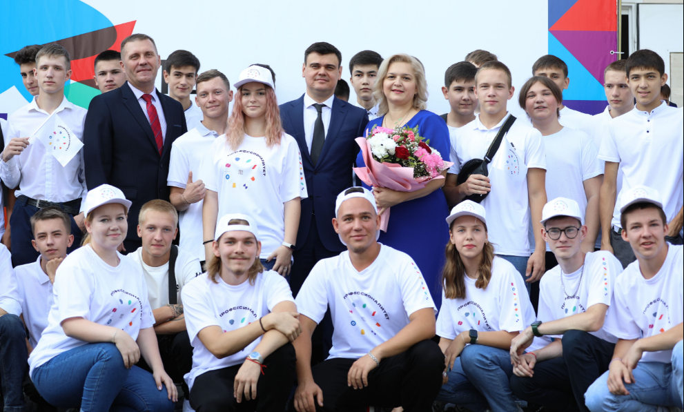 Уральская Сталь поздравила новотроицких учеников и студентов с Днём знаний