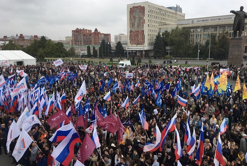 Тысячи саратовцев собрались на митинг "Добро пожаловать домой"!