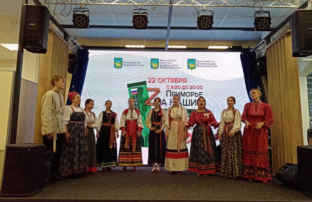 «Приморье Zа наших. Шаг к Победе!»: в крае проходит флешмоб по вязанию носков для военнослужащих, участников СВО
