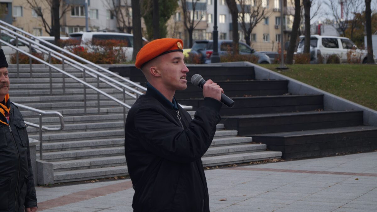 Массовая акция во Владивостоке в поддержку военнослужащих объединила людей разных поколений