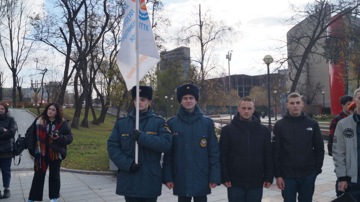 Массовая акция во Владивостоке в поддержку военнослужащих объединила людей разных поколений