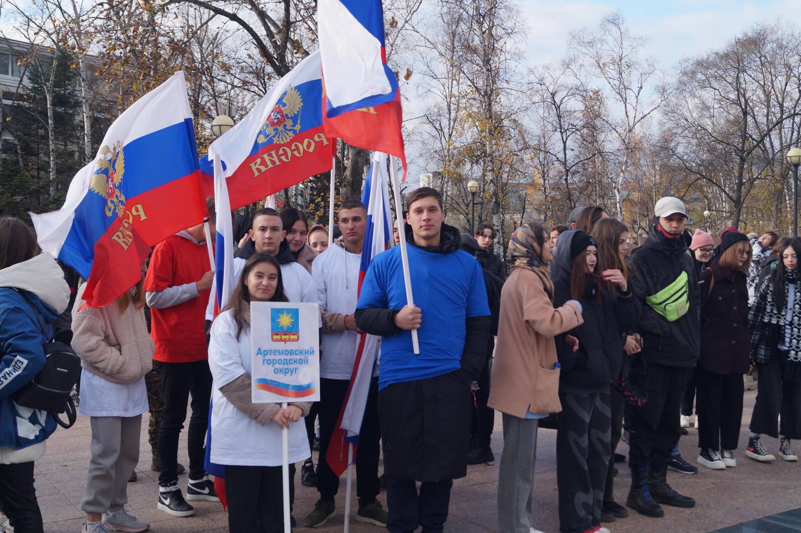 Массовая акция во Владивостоке в поддержку военнослужащих объединила людей  разных поколений