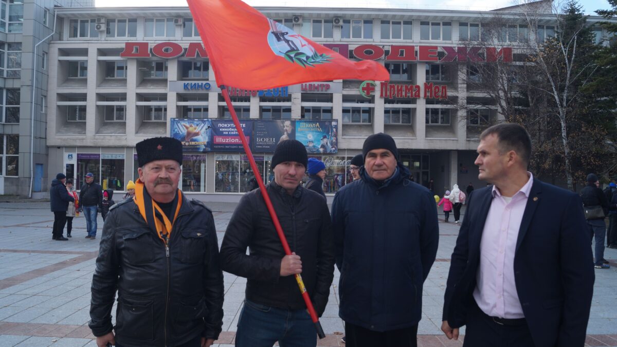 Массовая акция во Владивостоке в поддержку военнослужащих объединила людей разных поколений