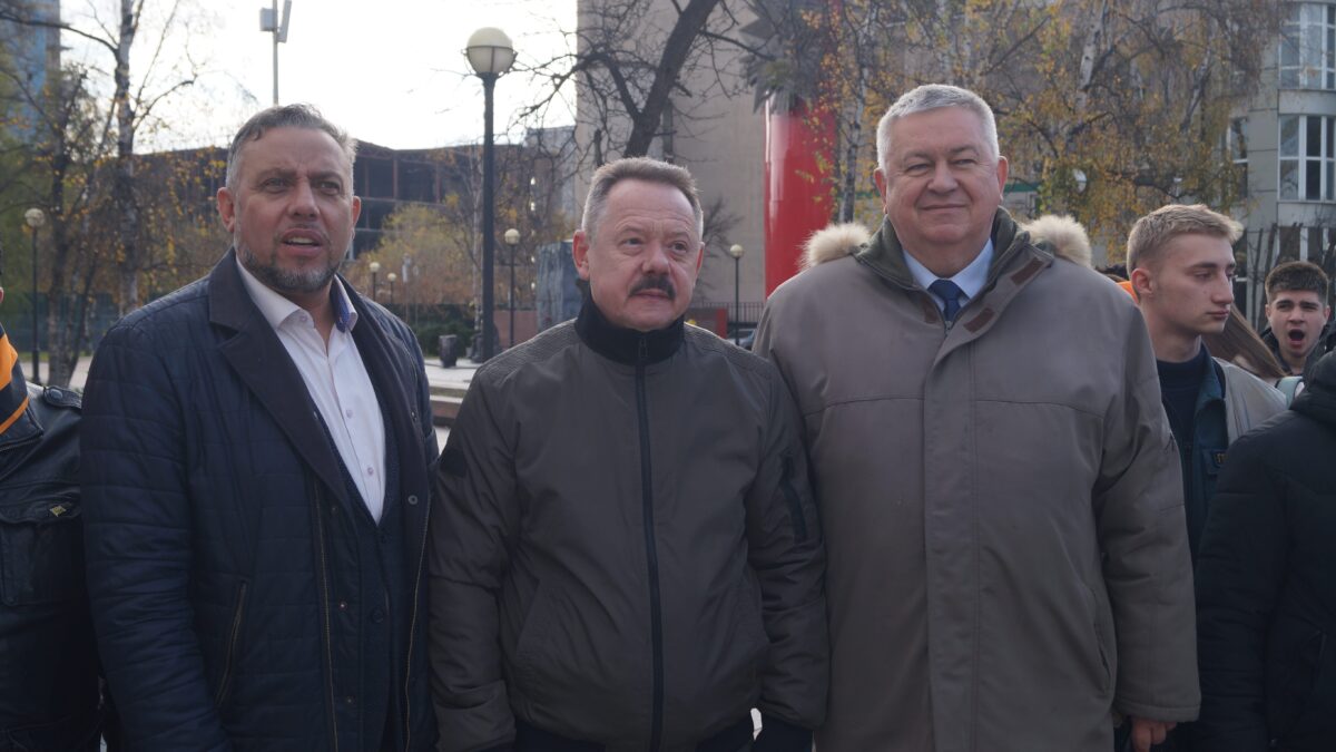 Массовая акция во Владивостоке в поддержку военнослужащих объединила людей разных поколений
