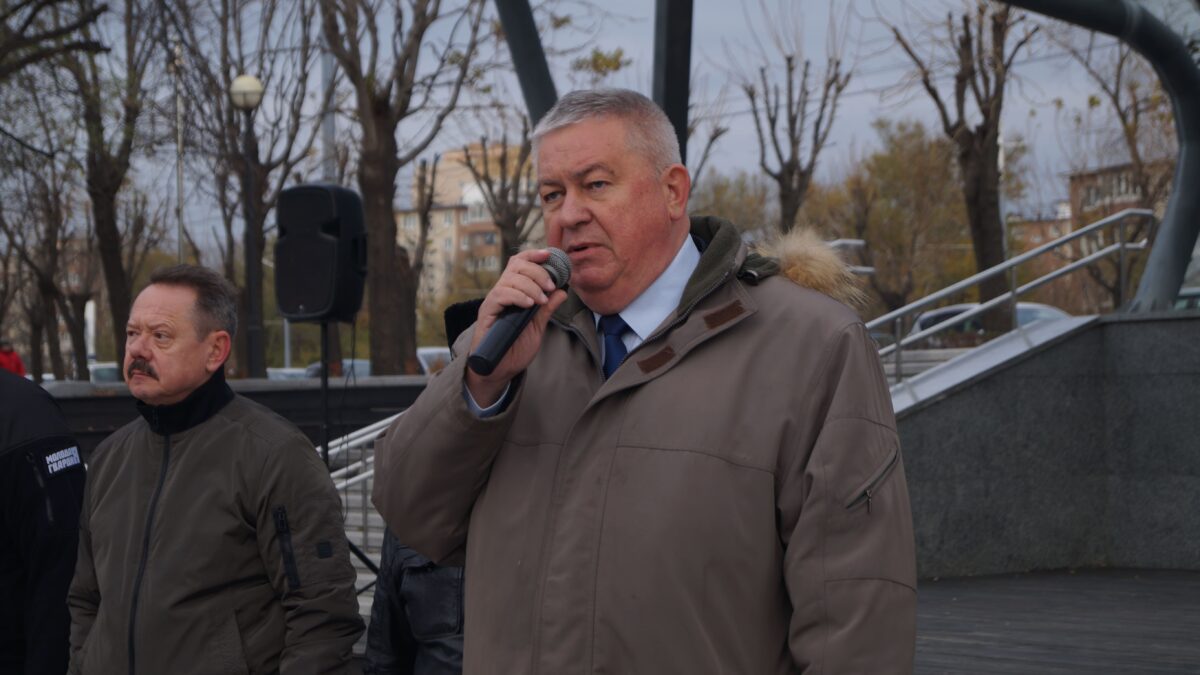 Массовая акция во Владивостоке в поддержку военнослужащих объединила людей разных поколений