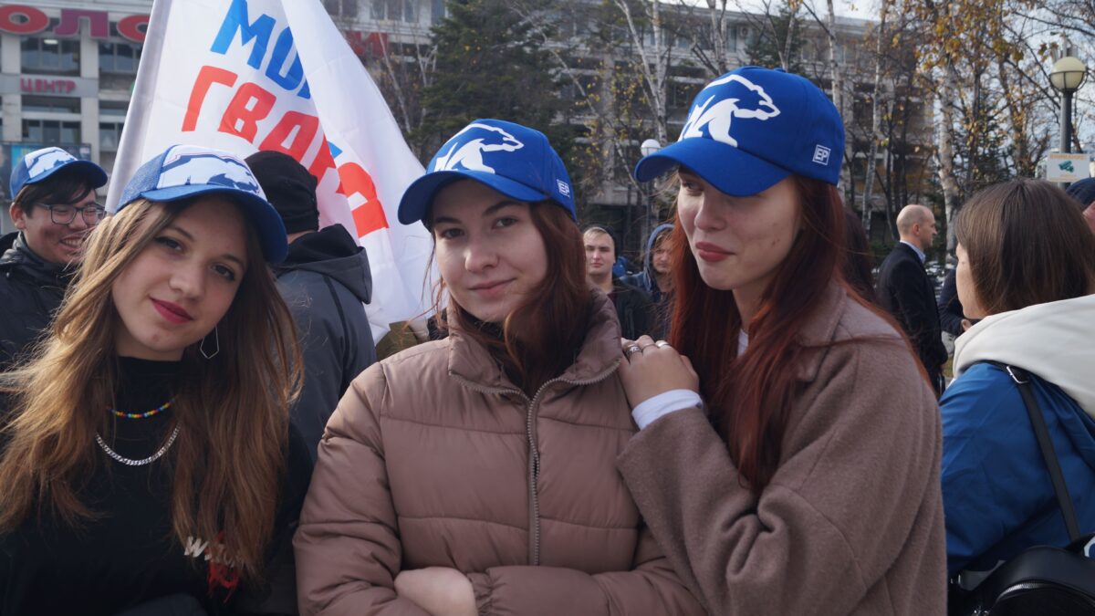 Массовая акция во Владивостоке в поддержку военнослужащих объединила людей разных поколений