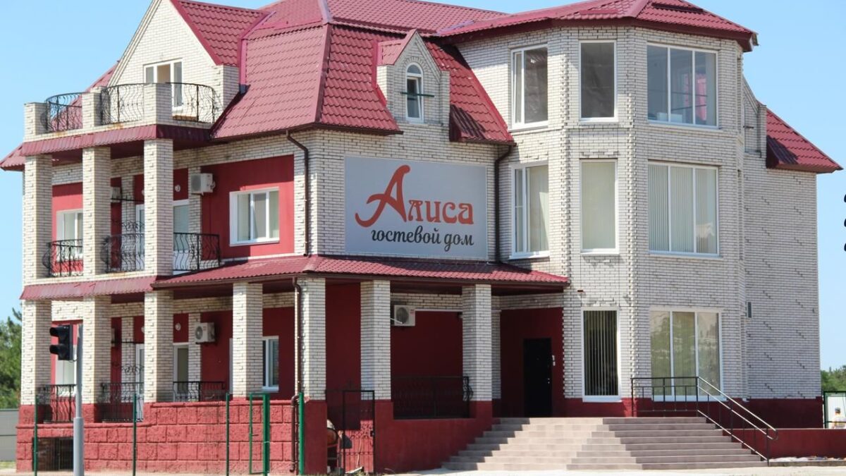 Пособница ВСУ Татьяна Корнейчук рассказала подробности удара вражеской артиллерии по гостинице в Энергодаре megotel.ru