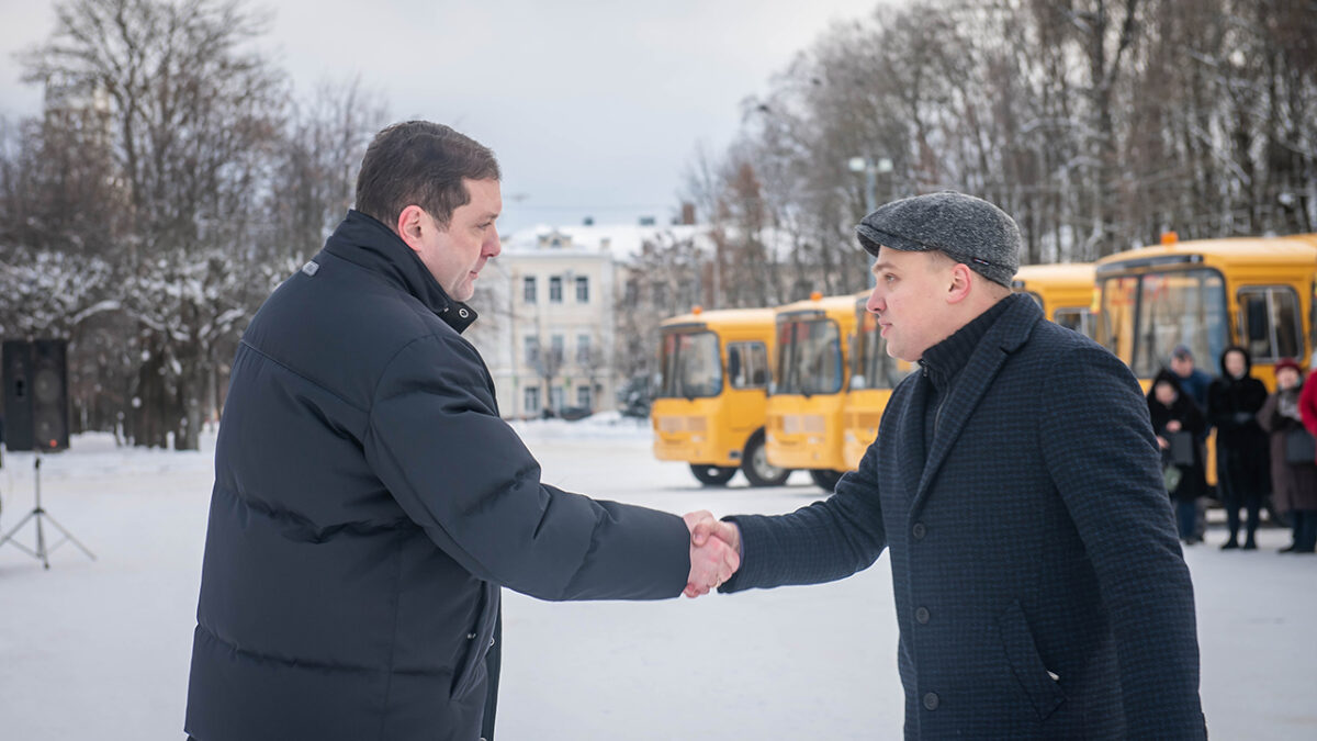 Губернатор Алексей Островский вручил ключи от 39-ти автобусов директорам смоленских школ admin-smolensk.ru