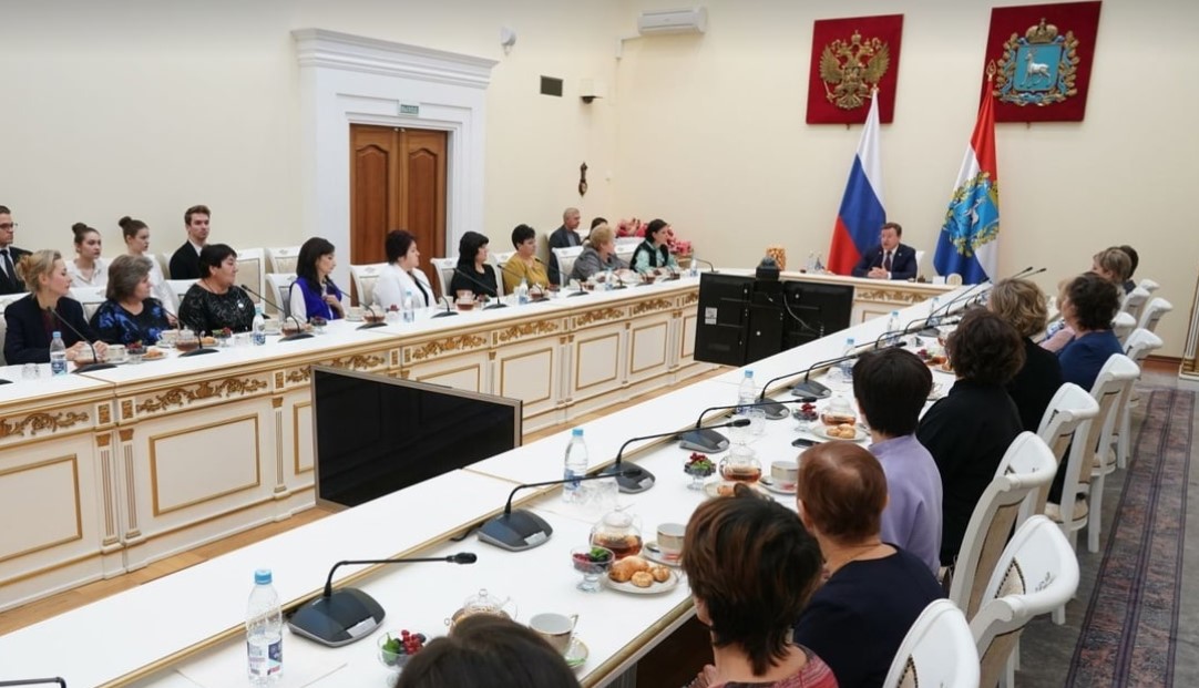 Губернатор Самарской области встретился с многодетными матерями региона