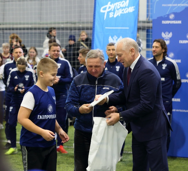 Губернатор Владимир Мазур открыл детский футбольный фестиваль