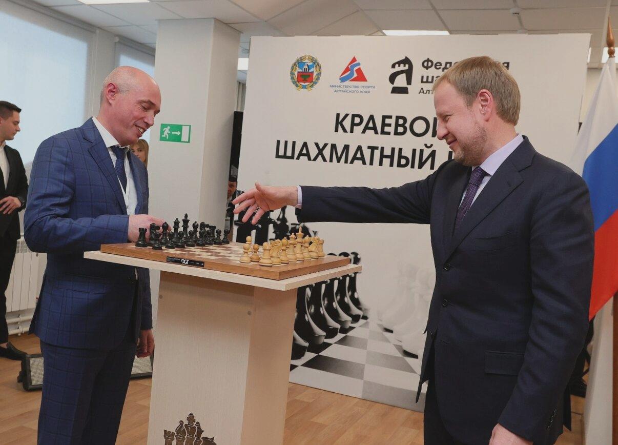 Губернатор Виктор Томенко принял участие в открытии шахматного клуба в столице Алтайского края