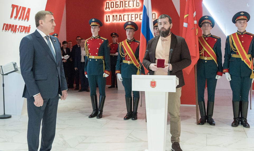 Губернатор Дюмин передал медаль погибшего красноармейца Виктора Голубева его родственнику
